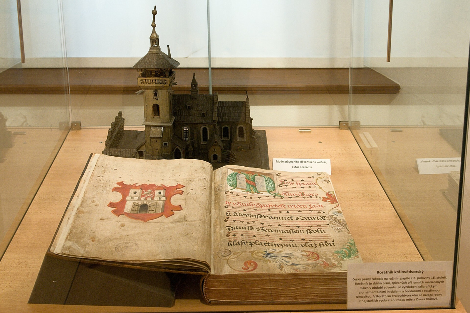 Rorátník královédvorský z druhé poloviny 16 století - sbírka rorátů, tedy písní zpívaných při ranních mariánských mších v adventním období.